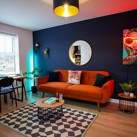 Neon Road At Park House Peterborough City Centre Apartment Extérieur photo