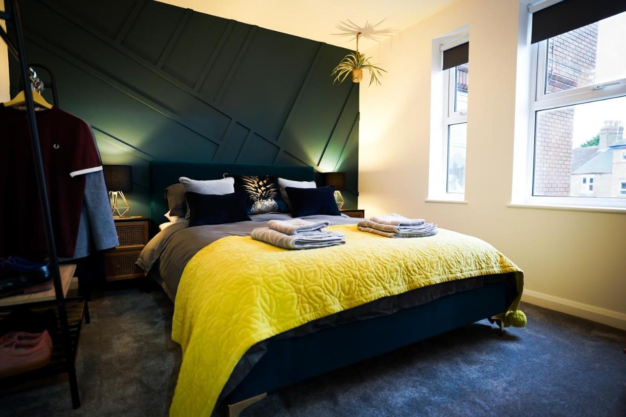 Neon Road At Park House Peterborough City Centre Apartment Extérieur photo