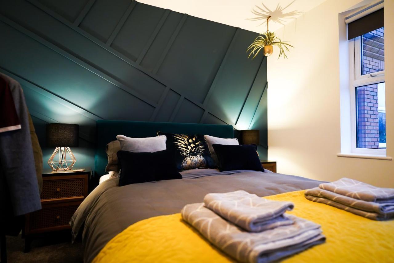 Neon Road At Park House Peterborough City Centre Apartment Extérieur photo