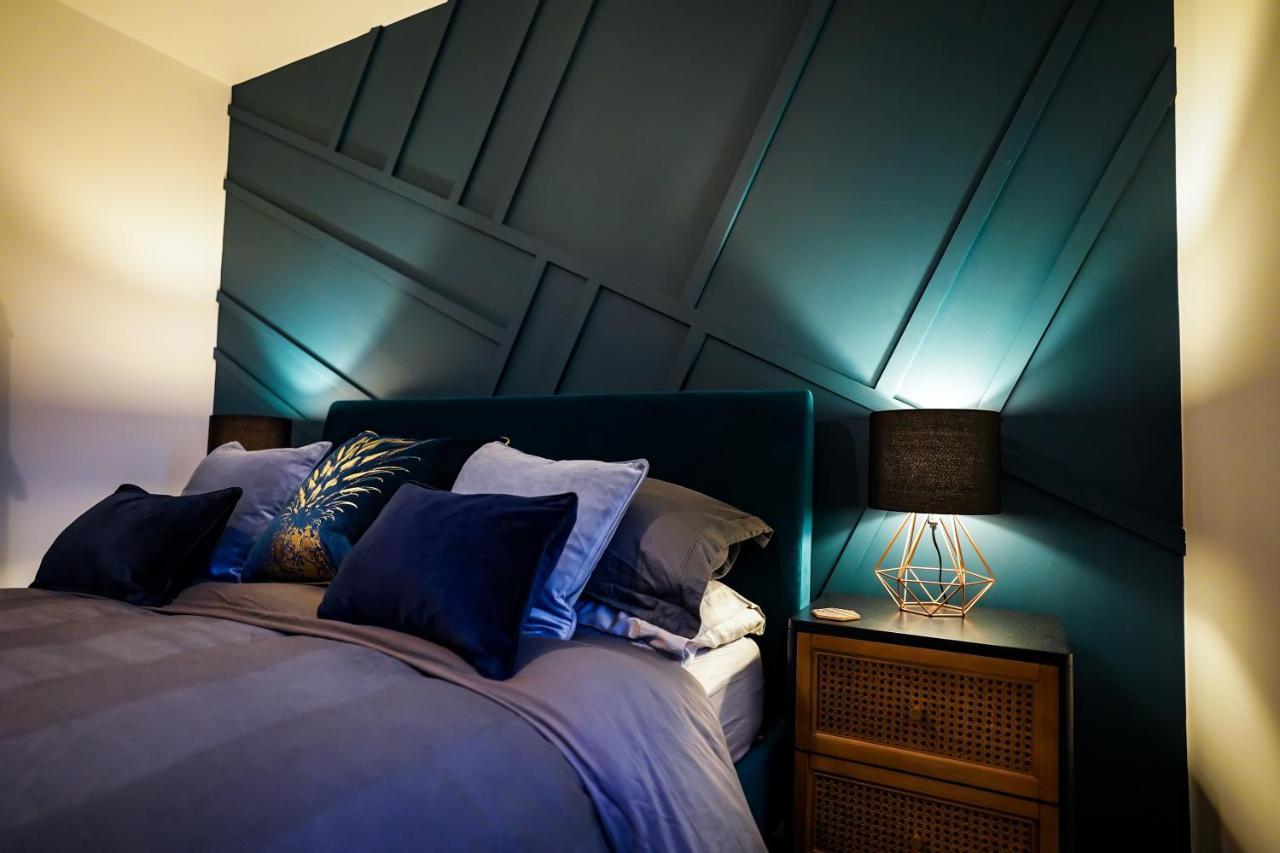 Neon Road At Park House Peterborough City Centre Apartment Extérieur photo
