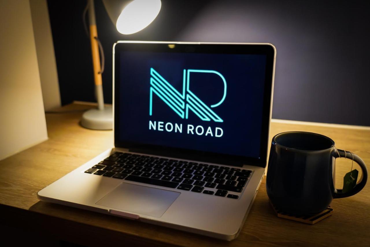 Neon Road At Park House Peterborough City Centre Apartment Extérieur photo