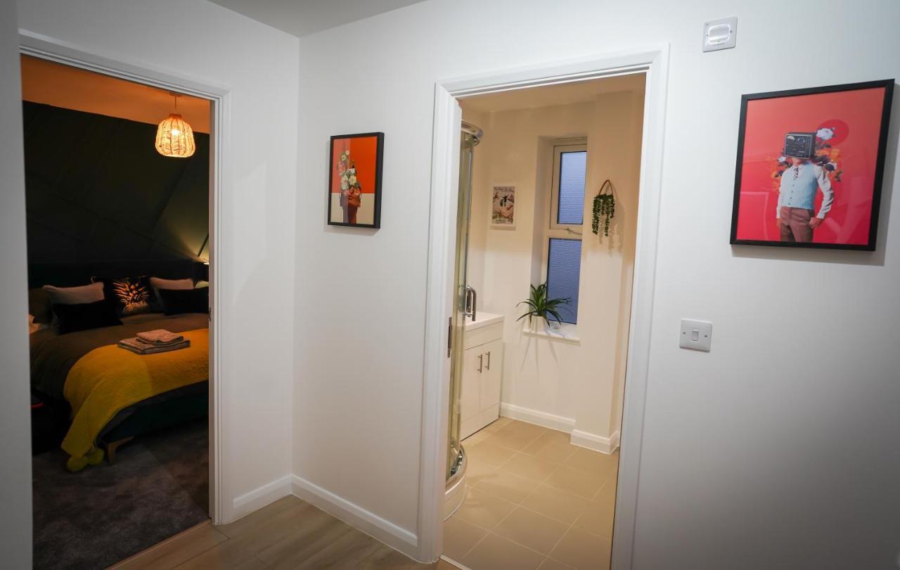 Neon Road At Park House Peterborough City Centre Apartment Extérieur photo