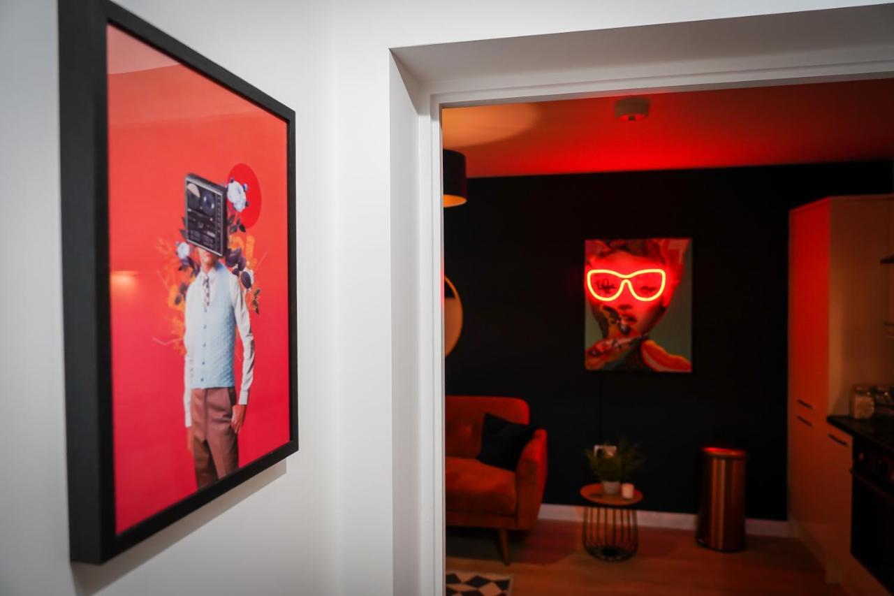 Neon Road At Park House Peterborough City Centre Apartment Extérieur photo