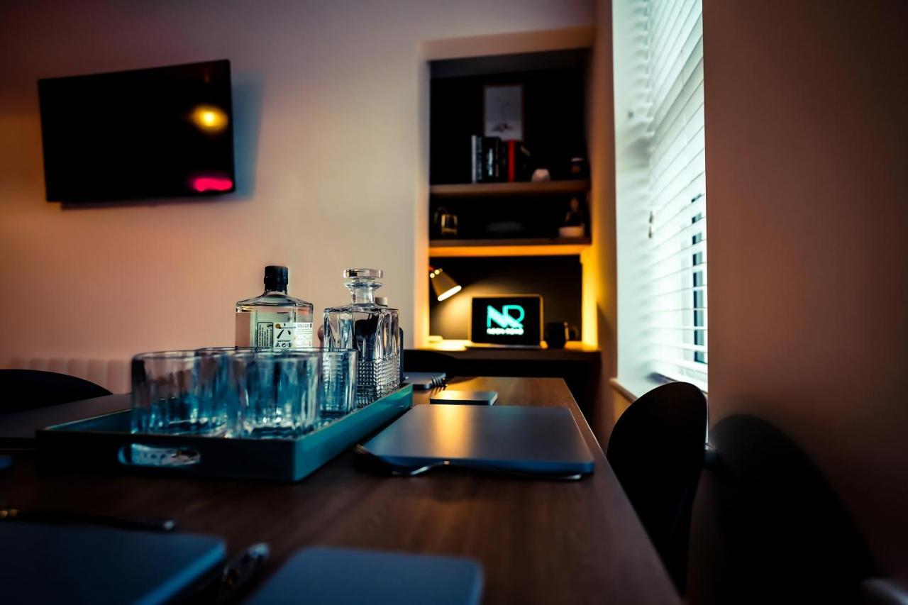 Neon Road At Park House Peterborough City Centre Apartment Extérieur photo