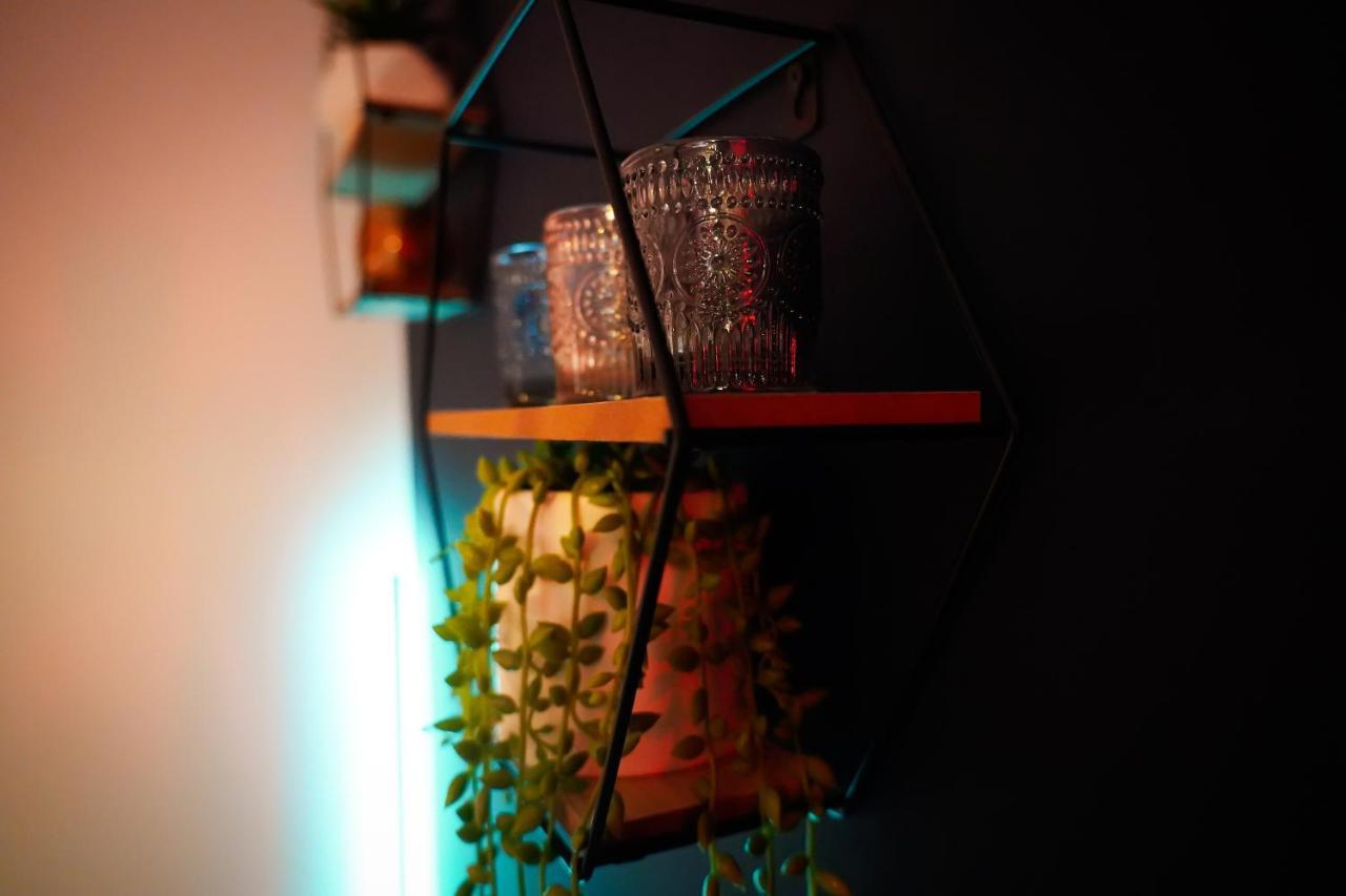 Neon Road At Park House Peterborough City Centre Apartment Extérieur photo