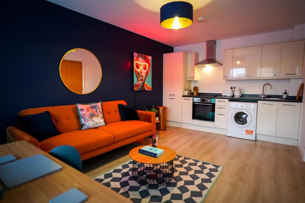 Neon Road At Park House Peterborough City Centre Apartment Extérieur photo