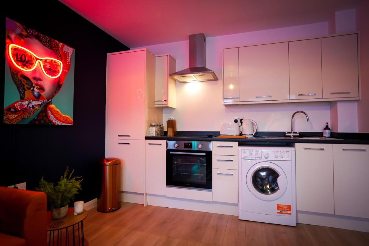 Neon Road At Park House Peterborough City Centre Apartment Extérieur photo