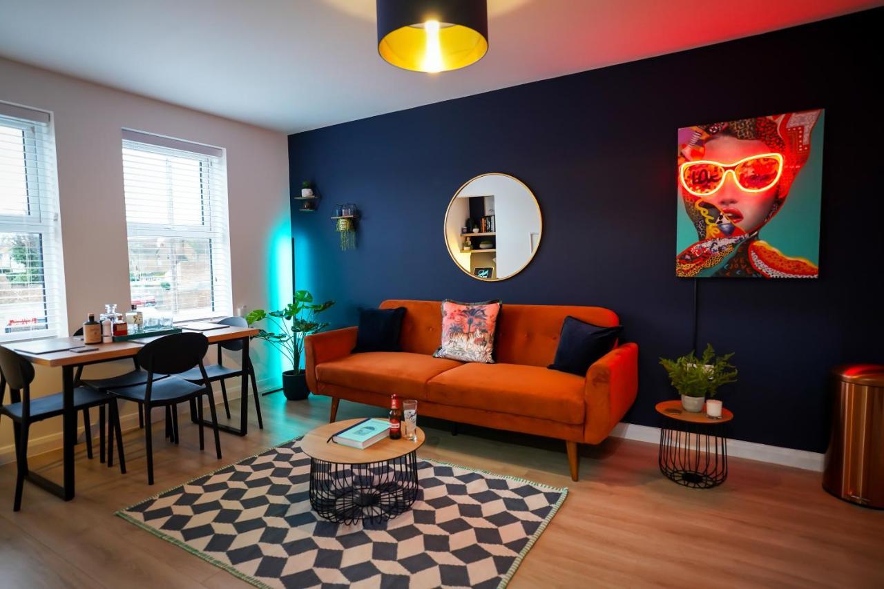 Neon Road At Park House Peterborough City Centre Apartment Extérieur photo