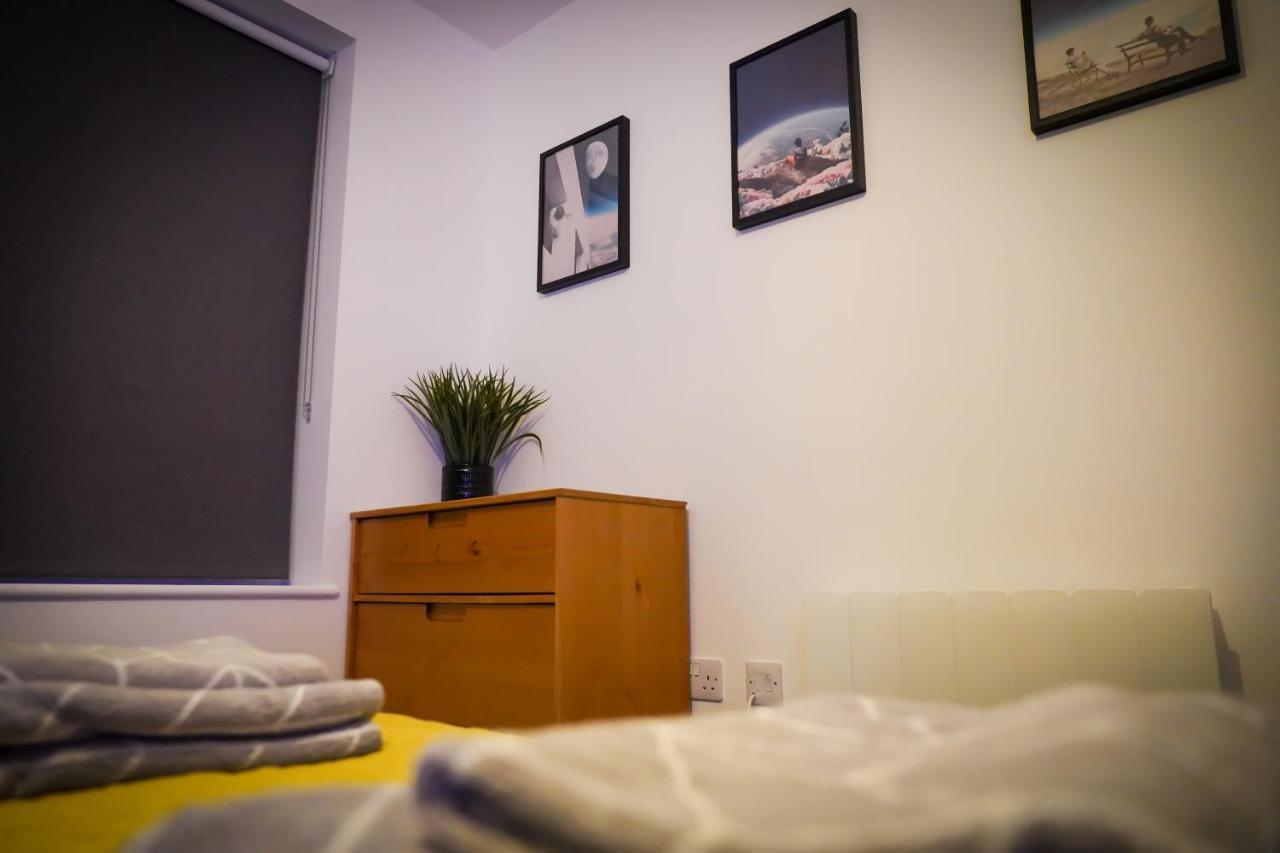 Neon Road At Park House Peterborough City Centre Apartment Extérieur photo