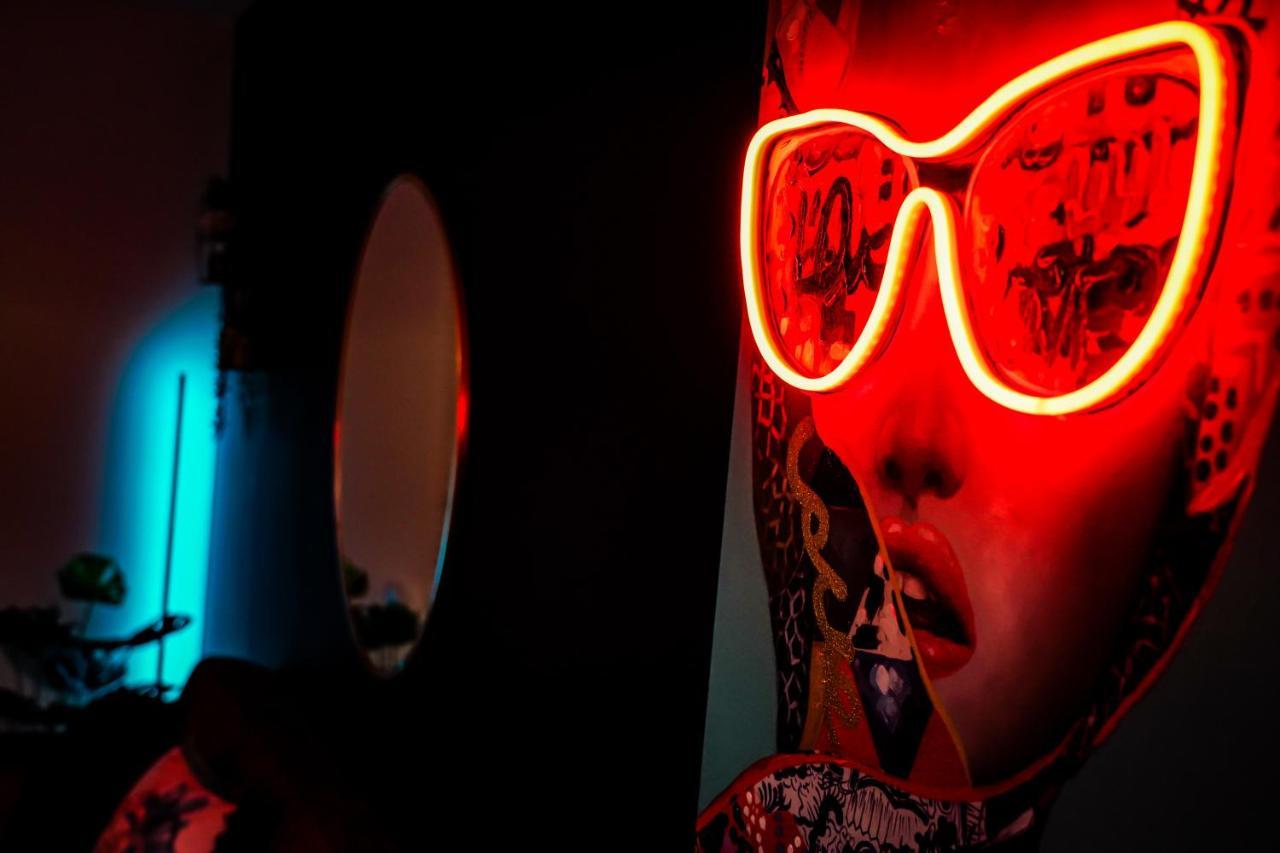 Neon Road At Park House Peterborough City Centre Apartment Extérieur photo