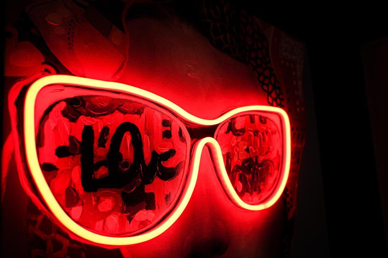 Neon Road At Park House Peterborough City Centre Apartment Extérieur photo
