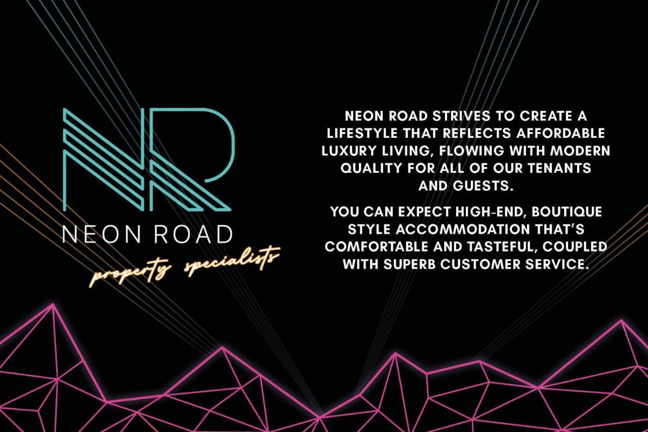 Neon Road At Park House Peterborough City Centre Apartment Extérieur photo